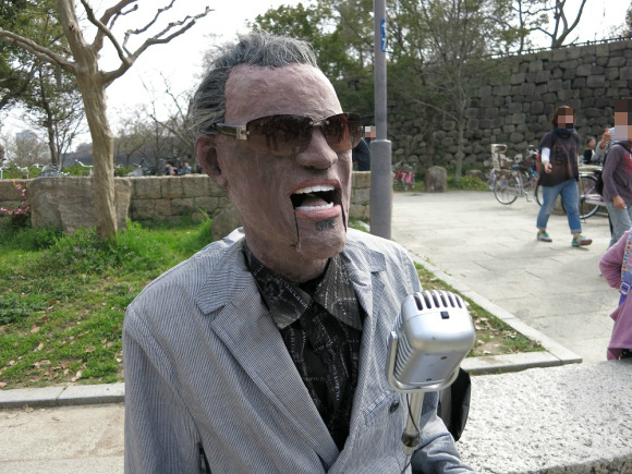 The animatronic Ray Charles getting down in Osaka Castle Park